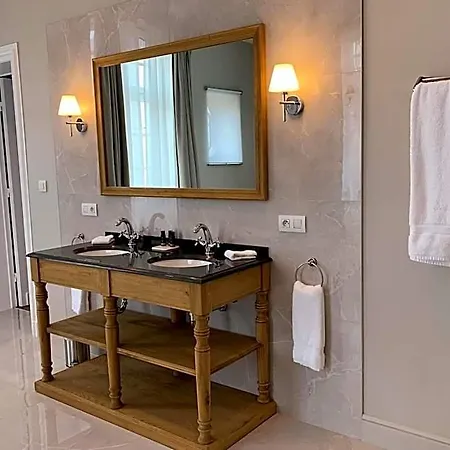 Oda ve Kahvaltı De Noailles 4*