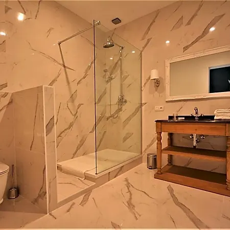 Oda ve Kahvaltı De Noailles 4*